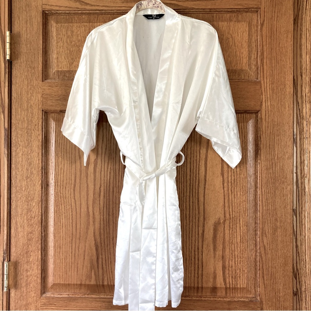 5/$15 The Bund Simple Glossy White Satin Robe Medium